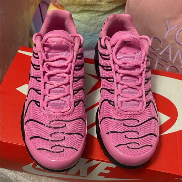Nike Women's Pink &Black Sneakers Brand New! Size 7! - Picture 4 of 8